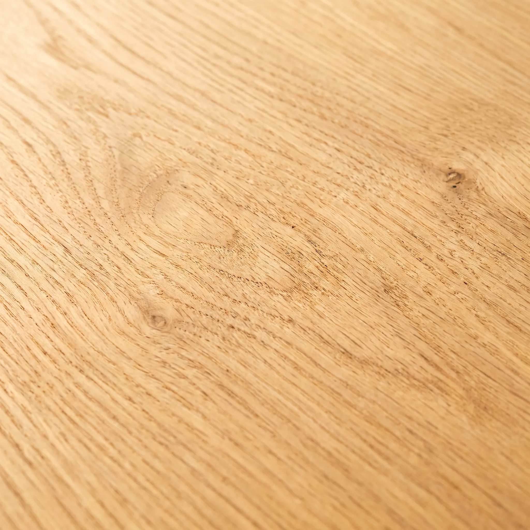 Panneau de chêne clair avec grain naturel.