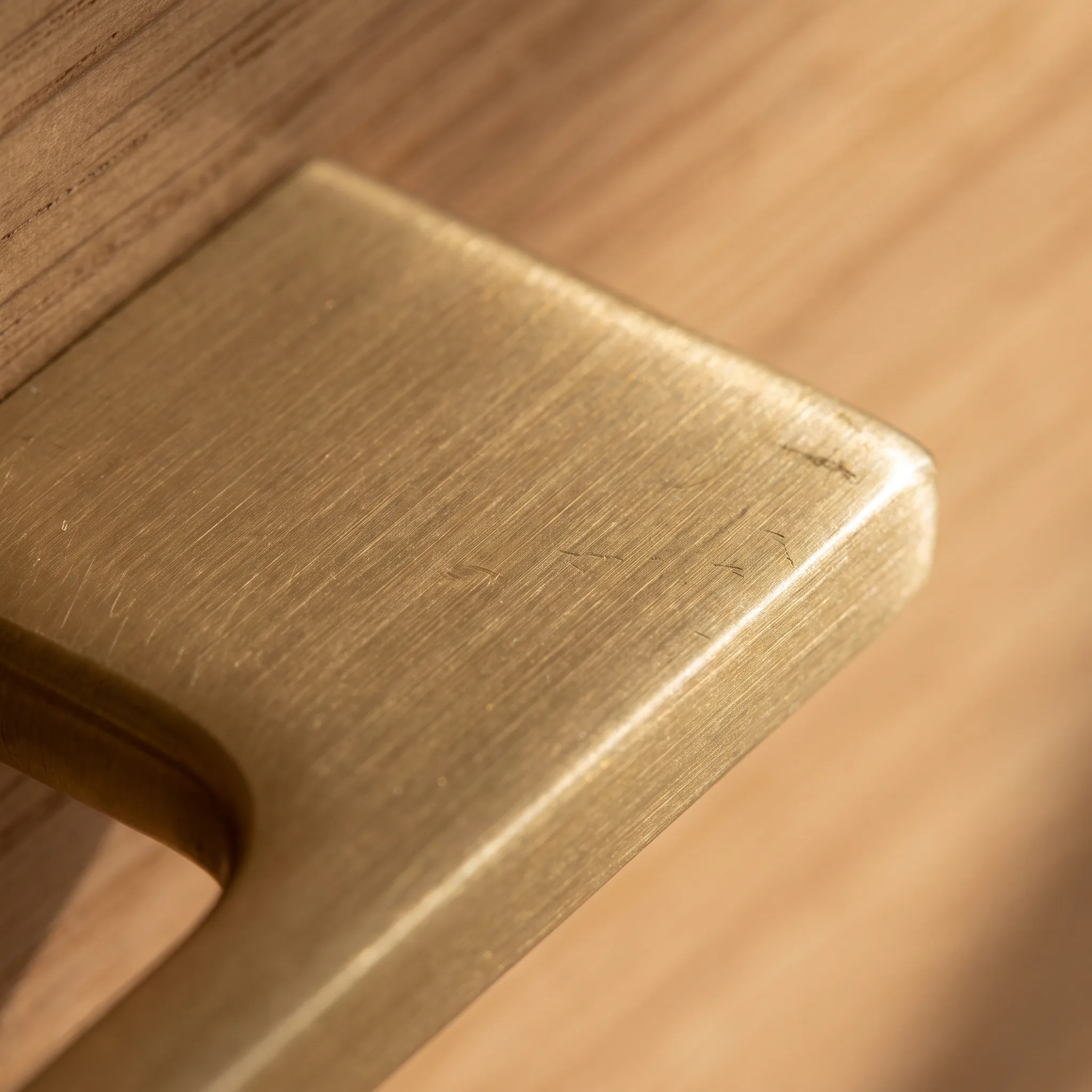Détail de laiton brossé sur mobilier.
